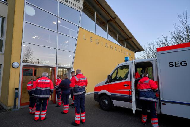 08 April 2026, Rhineland-Palatinate, Koblenz-Lay: The Malteser and German Red Cross SEG care team jointly set up the Legiahalle in Koblenz-Lay as a care and accommodation center. In Koblenz, an aerial bomb on a ship on the Moselle is defused. 1,100 people have to leave their houses and apartments. Photo: Sascha Ditscher/dpa