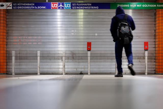 08 April 2026, Bavaria, Nuremberg: The entrance to the subway station at Nuremberg Central Station is closed during a warning strike by public transport operators. Verdi has called for warning strikes in local public transport in Nuremberg. Photo: Daniel Karmann/dpa