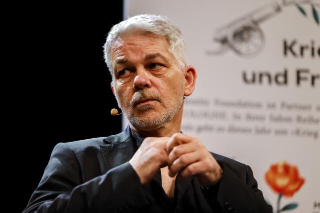 FILED - 28 June 2025, North Rhine-Westphalia, Cologne: Carlo Masala, political scientist and military expert, will be on stage at the WDR Funkhaus as part of the Phil.Cologne International Philosophy Festival. The terms of the two-week ceasefire between the United States and Iran suggest Washington has suffered a "strategic defeat," in the conflict, Masal said on Wednesday. Photo: Thomas Banneyer/dpa