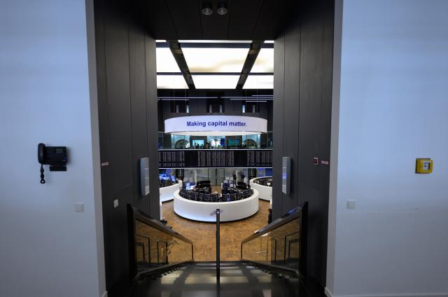 08 April 2026, Hesse, Frankfurt/Main: View of the trading floor with display boards at the Frankfurt Stock Exchange. The stock markets react to the announced two-week ceasefire between Iran and the USA. Photo: Hannes P. Albert/dpa