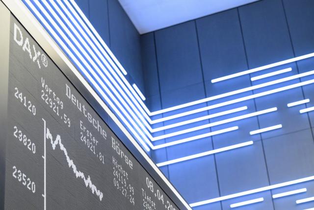 08 April 2026, Hesse, Frankfurt/Main: View of a DAX display board at the Frankfurt Stock Exchange. The stock markets react to the announced two-week ceasefire between Iran and the USA. Photo: Hannes P. Albert/dpa