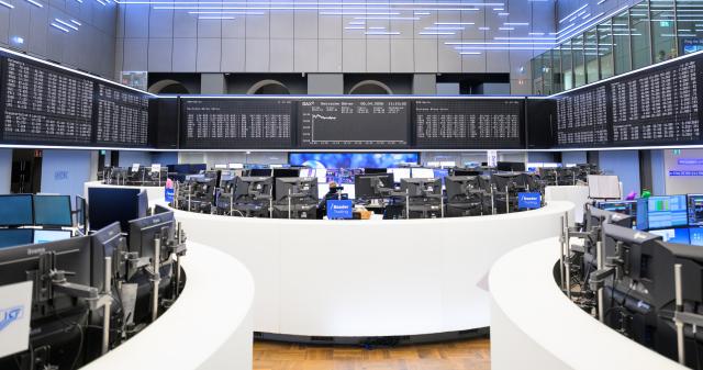 08 April 2026, Hesse, Frankfurt/Main: View of the trading floor with display boards at the Frankfurt Stock Exchange. The stock markets react to the announced two-week ceasefire between Iran and the USA. Photo: Hannes P. Albert/dpa