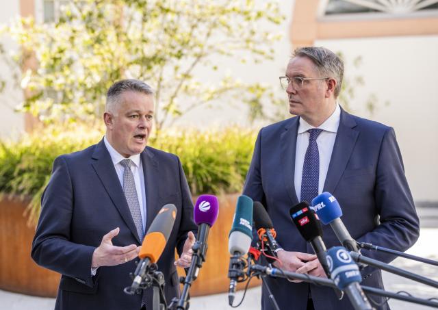 08 April 2026, Rhineland-Palatinate, Mainz: Gordon Schnieder (L), top candidate and winner of the last state election, and Alexander Schweitzer (SPD), Minister President of Rhineland-Palatinate, stand in front of journalists at the press conference. Press conference at the end of the exploratory talks between the CDU and SPD in Rhineland-Palatinate with the two negotiators from the CDU and SPD. The CDU won the state elections on March 22. Photo: Andreas Arnold/dpa