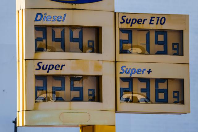 08 April 2026, North Rhine-Westphalia, Cologne: The prices for various fuels are displayed at a filling station. Photo: Oliver Berg/dpa