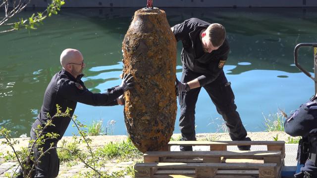 08 April 2026, Rhineland-Palatinate, Koblenz: Marco Ofenstein (L) and Sascha Hummrich, from the Rhineland-Palatinate Explosive Ordnance Disposal Service (KMRD), successfully defused and loaded a 500-kilo World War II bomb together. Photo: Sascha Ditscher/dpa