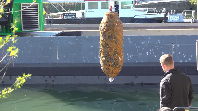 08 April 2026, Rhineland-Palatinate, Koblenz: After defusing the 500-kilo World War II bomb on the Moselle near Koblenz-Lay, the aerial bomb is taken from the ship to a loading ramp of the Rhineland-Palatinate Explosive Ordnance Disposal Service (KMRD). Photo: Sascha Ditscher/dpa