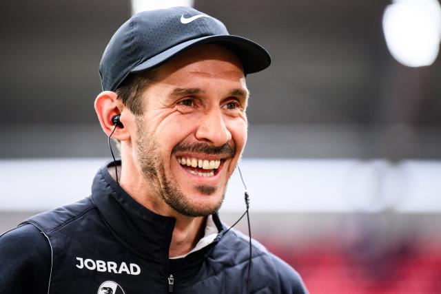 FILED - 04 April 2026, Baden-Wuerttemberg, Freiburg im Breisgau: Freiburg coach Julian Schuster speaks during an interview ahead of the German Bundesliga soccer match between SC Freiburg and Bayern Munich at Europa-Park Stadium. Photo: Tom Weller/dpa - WICHTIGER HINWEIS: Gemäß den Vorgaben der DFL Deutsche Fußball Liga bzw. des DFB Deutscher Fußball-Bund ist es untersagt, in dem Stadion und/oder vom Spiel angefertigte Fotoaufnahmen in Form von Sequenzbildern und/oder videoähnlichen Fotostrecken zu verwerten bzw. verwerten zu lassen.