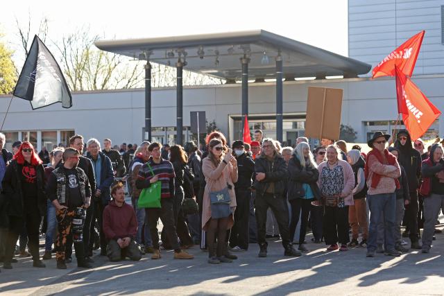 08 April 2026, Saxony-Anhalt, Salzwedel: People stand in front of the Kulturhaus in Salzwedel and protesting against the AfD's campaign rally. Photo: Matthias Bein/dpa
