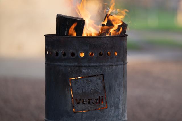 09 April 2026, Saxony, Dresden: The logo of the trade union Verdi is engraved on a fire barrel at a picket of the Regional Transport Saechsische Schweiz-Osterzgebirge (RVSOE). The background to this is the deadlocked wage negotiations with the local transport employers' association (AVN Group), in which, according to Verdi, no agreement was reached in the fifth round of negotiations. Photo: Sebastian Kahnert/dpa