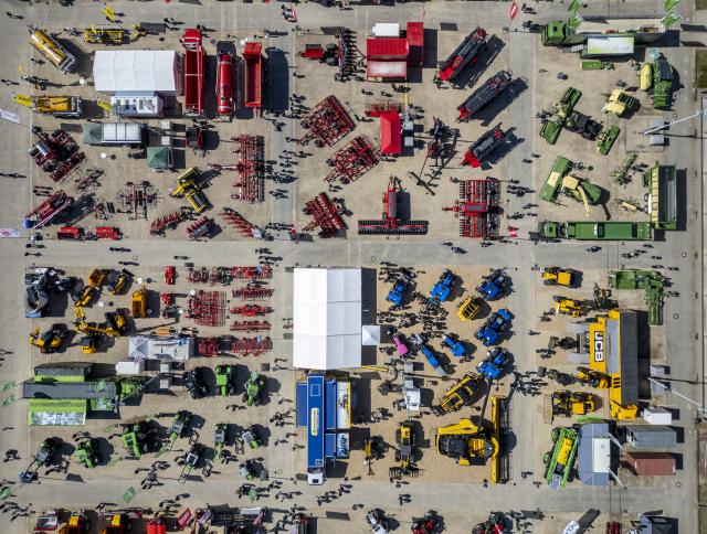 09 April 2026, Saxony, Leipzig: Visitors walk between huge agricultural machines and tractors across the outdoor area of the agricultural trade fair "agra 2026". From 9 to 12 April, around 1000 exhibitors will be showcasing everything to do with agriculture on 110,000 square meters of exhibition space. Photo: Jan Woitas/dpa