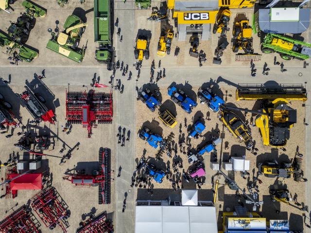 09 April 2026, Saxony, Leipzig: Visitors walk between huge agricultural machines and tractors across the outdoor area of the agricultural trade fair "agra 2026". From 9 to 12 April, around 1000 exhibitors will be showcasing everything to do with agriculture on 110,000 square meters of exhibition space. Photo: Jan Woitas/dpa