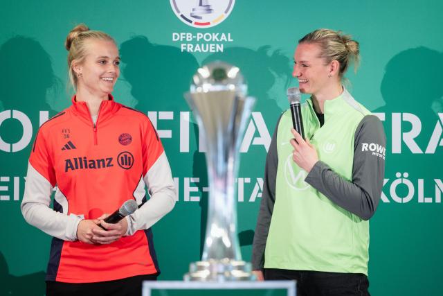 09 April 2026, North Rhine-Westphalia, Cologne: Bayern Munich's Anna Klink (L) and Wolfsburg's Alexandra Popp speak during a press conference ahead of the German Women's DFB Cup fimal soccer match between FC Bayern Munich and VfL Wolfsburg. Photo: Marius Becker/dpa