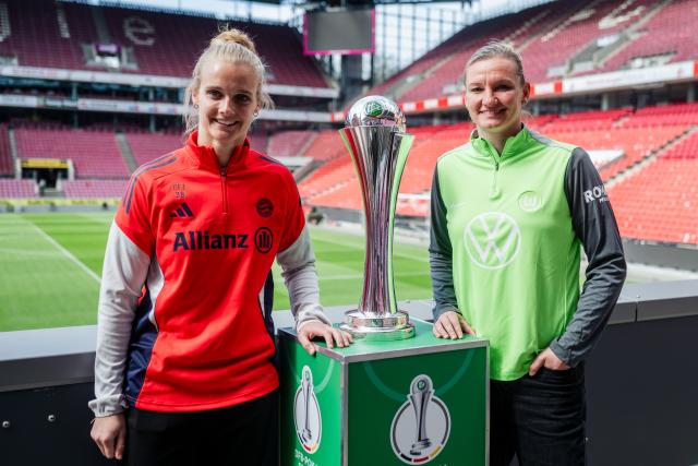 09 April 2026, North Rhine-Westphalia, Cologne: Bayern Munich's Anna Klink (L) and Wolfsburg's Alexandra Popp stand next to the DFB Cup at the Rhein-Energie-Stadion, ahead of the German Women's DFB Cup fimal soccer match between FC Bayern Munich and VfL Wolfsburg. Photo: Marius Becker/dpa