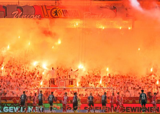 FILED - 06 February 2026, Berlin: Union Berlin fans set off pyrotechnics as part of their choreographed display prior to the start of the German Bundesliga soccer match between FC Union Berlin and Eintracht Frankfurt at An der Alten Försterei. Photo: Soeren Stache/dpa
