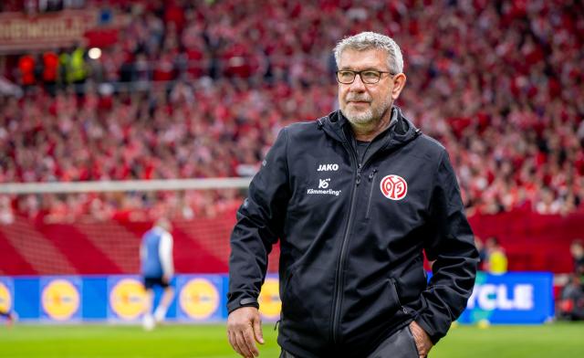 09 April 2026, Rhineland-Palatinate, Mainz: Mainzv head coach Urs Fischer heads to the interview ahead of the UEFA Europa Conference League Quarter-Final first leg soccer match between FSV Mainz 05 and Racing Strasbourg at Mewa Arena. Photo: Torsten Silz/dpa