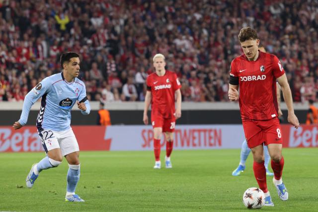 09 April 2026, Baden-Wuerttemberg, Freiburg Im Breisgau: Freiburg's Maximilian Eggestein (R) plays the ball next to Celta's Hugo Sotelo during the UEFA Europa League Quarter-Final first leg soccer match between SC Freiburg and Celta Vigo at Europa-Park-Stadion. Photo: Philipp von Ditfurth/dpa