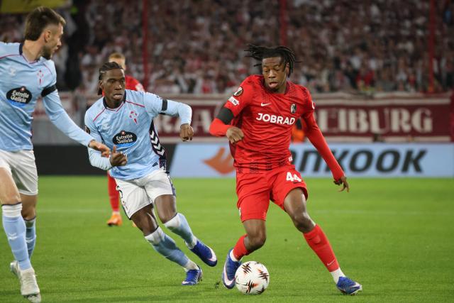 09 April 2026, Baden-Wuerttemberg, Freiburg Im Breisgau: Celta's Ilaix Moriba and Freiburg's Johan Manzambi (R) battle for the ball during the UEFA Europa League Quarter-Final first leg soccer match between SC Freiburg and Celta Vigo at Europa-Park-Stadion. Photo: Philipp von Ditfurth/dpa