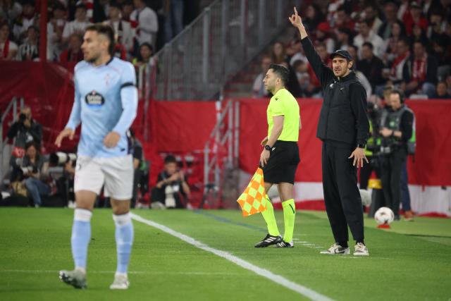 09 April 2026, Baden-Wuerttemberg, Freiburg Im Breisgau: Freiburg head coach Julian Schuster gestures on the touchline during the UEFA Europa League Quarter-Final first leg soccer match between SC Freiburg and Celta Vigo at Europa-Park-Stadion. Photo: Philipp von Ditfurth/dpa