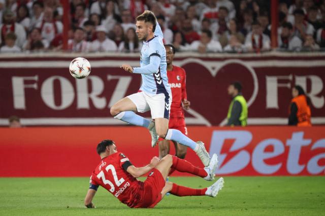 09 April 2026, Baden-Wuerttemberg, Freiburg Im Breisgau: Celta's Oscar Mingueza (T) and Freiburg's Vincenzo Grifo battle for the ball during the UEFA Europa League Quarter-Final first leg soccer match between SC Freiburg and Celta Vigo at Europa-Park-Stadion. Photo: Philipp von Ditfurth/dpa