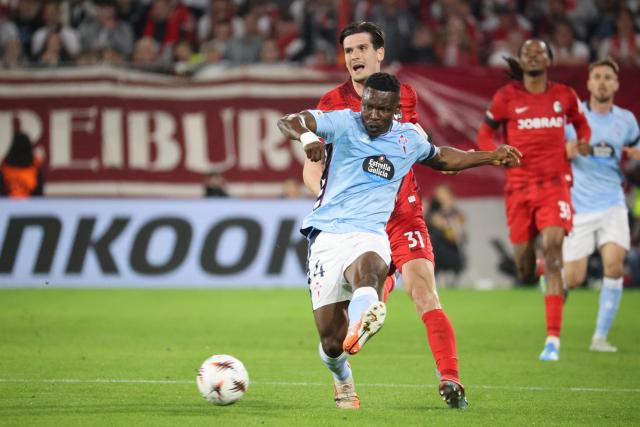09 April 2026, Baden-Wuerttemberg, Freiburg Im Breisgau: Celta's Joseph Aidoo and Freiburg's Igor Matanovic (L) battle for the ball during the UEFA Europa League Quarter-Final first leg soccer match between SC Freiburg and Celta Vigo at Europa-Park-Stadion. Photo: Philipp von Ditfurth/dpa