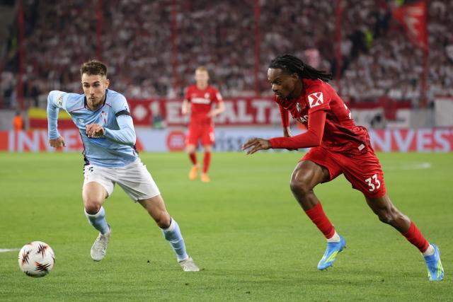 09 April 2026, Baden-Wuerttemberg, Freiburg Im Breisgau: Celta's Oscar Mingueza and Freiburg's Jordy Makengo (R) battle for the ball during the UEFA Europa League Quarter-Final first leg soccer match between SC Freiburg and Celta Vigo at Europa-Park-Stadion. Photo: Philipp von Ditfurth/dpa