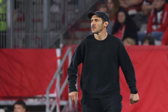 09 April 2026, Baden-Wuerttemberg, Freiburg Im Breisgau: Freiburg head coach Julian Schuster watches the match from the touchline during the UEFA Europa League Quarter-Final first leg soccer match between SC Freiburg and Celta Vigo at Europa-Park-Stadion. Photo: Philipp von Ditfurth/dpa