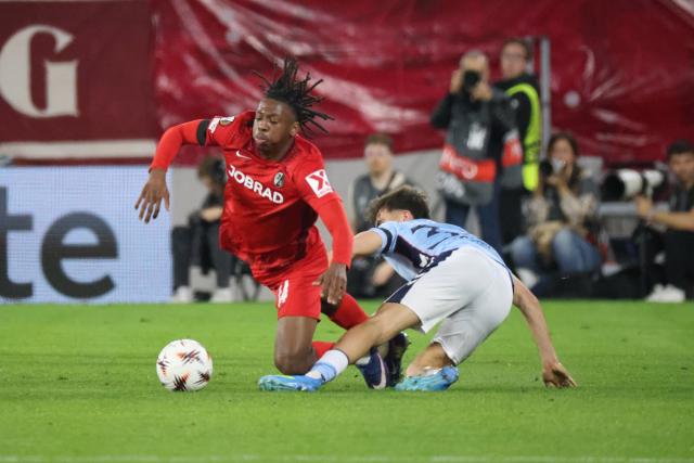 09 April 2026, Baden-Wuerttemberg, Freiburg Im Breisgau: Freiburg's Johan Manzambi and Celta's Javi Rodriguez (R) battle for the ball during the UEFA Europa League Quarter-Final first leg soccer match between SC Freiburg and Celta Vigo at Europa-Park-Stadion. Photo: Philipp von Ditfurth/dpa