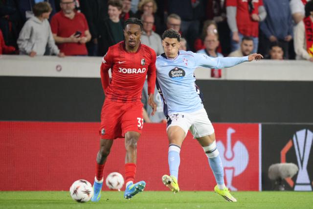 09 April 2026, Baden-Wuerttemberg, Freiburg Im Breisgau: Freiburg's Jordy Makengo and Celta's Jones El-Abdellaoui (R) battle for the ball during the UEFA Europa League Quarter-Final first leg soccer match between SC Freiburg and Celta Vigo at Europa-Park-Stadion. Photo: Philipp von Ditfurth/dpa