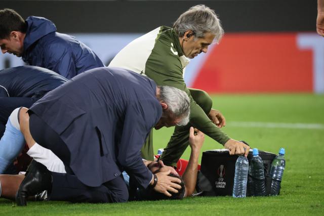09 April 2026, Baden-Wuerttemberg, Freiburg Im Breisgau: Celta's Ferran Jutgla receives medical attention following a collision during the UEFA Europa League Quarter-Final first leg soccer match between SC Freiburg and Celta Vigo at Europa-Park-Stadion. Photo: Philipp von Ditfurth/dpa