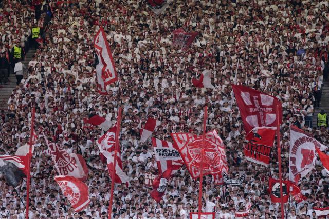 09 April 2026, Baden-Wuerttemberg, Freiburg Im Breisgau: Freiburg fans celebrating in the stands during the UEFA Europa League Quarter-Final first leg soccer match between SC Freiburg and Celta Vigo at Europa-Park-Stadion. Photo: Philipp von Ditfurth/dpa