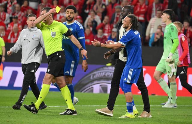 09 April 2026, Rhineland-Palatinate, Mainz: Racing Strasbourg's Moreira Diego receives a yellow card from referee Rade Obrenovic after the final whistle of the UEFA Europa Conference League Quarter-Final first leg soccer match between FSV Mainz 05 and Racing Strasbourg at Mewa Arena. Photo: Torsten Silz/dpa