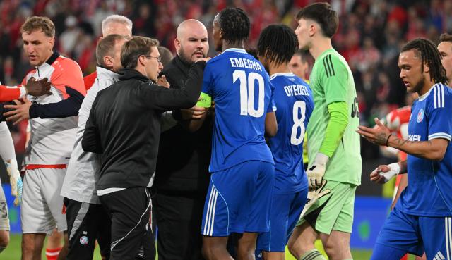 09 April 2026, Rhineland-Palatinate, Mainz: Racing Strasbourg's Emegha Emanuel had to be calmed down by security guards after the UEFA Europa Conference League Quarter-Final first leg soccer match between FSV Mainz 05 and Racing Strasbourg at Mewa Arena. Photo: Torsten Silz/dpa