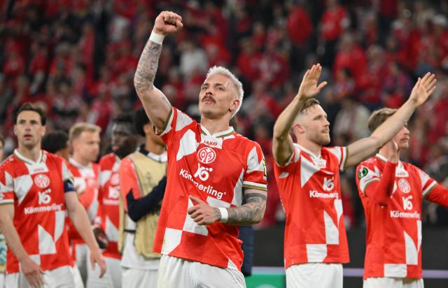 09 April 2026, Rhineland-Palatinate, Mainz: The Mainz team celebrates the victory with their fans after the final whistle of the UEFA Europa Conference League Quarter-Final first leg soccer match between FSV Mainz 05 and Racing Strasbourg at Mewa Arena. Photo: Torsten Silz/dpa