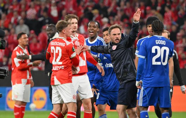 09 April 2026, Rhineland-Palatinate, Mainz: Players argue after the final whistle of the UEFA Europa Conference League Quarter-Final first leg soccer match between FSV Mainz 05 and Racing Strasbourg at Mewa Arena. Photo: Torsten Silz/dpa