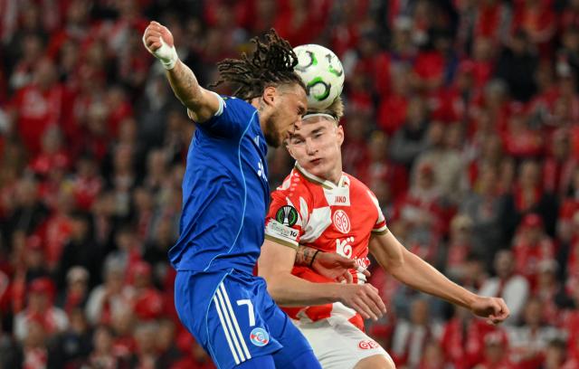 09 April 2026, Rhineland-Palatinate, Mainz: Mainz'a Stefan Posch and Racing Strasbourg's Moreira Diego battle for the ball during the UEFA Europa Conference League Quarter-Final first leg soccer match between FSV Mainz 05 and Racing Strasbourg at Mewa Arena. Photo: Torsten Silz/dpa
