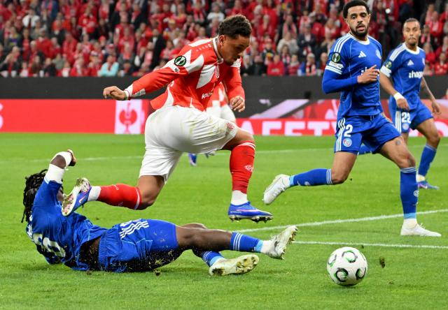09 April 2026, Rhineland-Palatinate, Mainz: Mainz's Armindo Sieb (C) Racing Strasbourg's Ismael Doukoure (L) battle for the during the UEFA Europa Conference League Quarter-Final first leg soccer match between FSV Mainz 05 and Racing Strasbourg at Mewa Arena. Photo: Torsten Silz/dpa