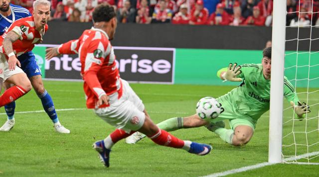 09 April 2026, Rhineland-Palatinate, Mainz: Mainz's Armindo Sieb (C) and Racing Strasbourg goalkeeper Mike Penders battle for the ball during the UEFA Europa Conference League Quarter-Final first leg soccer match between FSV Mainz 05 and Racing Strasbourg at Mewa Arena. Photo: Torsten Silz/dpa
