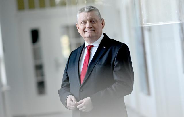 FILED - 04 December 2025, Berlin: Hermann Groehe, DRK President, reacts on the sidelines of a photo shoot. Photo: Britta Pedersen/dpa