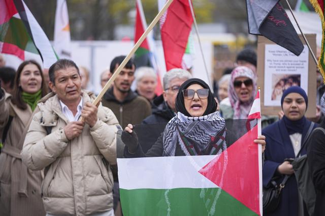 10 April 2026, Berlin: People gather at the Red City Hall for a pro-Iran demonstration under the slogan 'Hands off Iran!' Photo: Sven Käuler/dpa