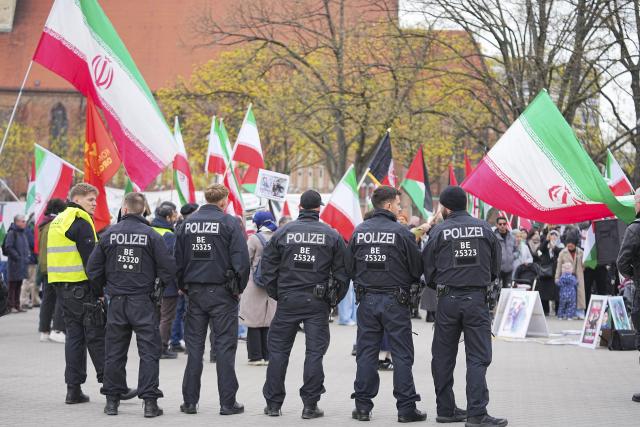 10 April 2026, Berlin: Police officers are on duty at Berlin's Red City Hall during a pro-Iran demonstration under the slogan 'Hands off Iran!'. Photo: Sven Käuler/dpa