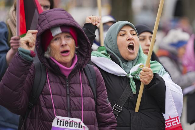 10 April 2026, Berlin: People gather at the Red City Hall for a pro-Iran demonstration under the slogan 'Hands off Iran!' Photo: Sven Käuler/dpa