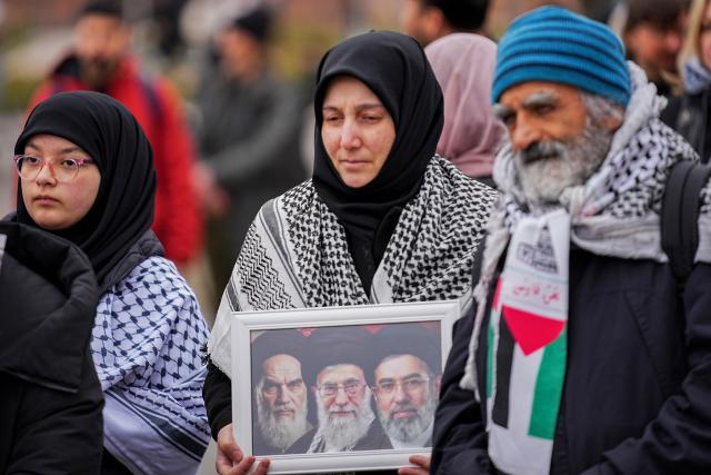 10 April 2026, Berlin: People gather at the Red City Hall for a pro-Iran demonstration under the slogan 'Hands off Iran!' Photo: Sven Kaeuler/dpa