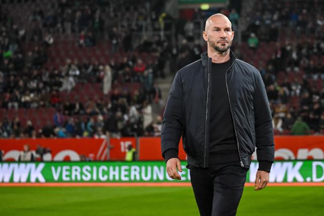 10 April 2026, Bavaria, Augsburg: 1899 Hoffenheim coach Christian Ilzer walks on the pitch ahead of the German Bundesliga soccer match between FC Augsburg and TSG 1899 Hoffenheim at the WWK-Arena. Photo: Harry Langer/dpa - WICHTIGER HINWEIS: Gemäß den Vorgaben der DFL Deutsche Fußball Liga bzw. des DFB Deutscher Fußball-Bund ist es untersagt, in dem Stadion und/oder vom Spiel angefertigte Fotoaufnahmen in Form von Sequenzbildern und/oder videoähnlichen Fotostrecken zu verwerten bzw. verwerten zu lassen.
