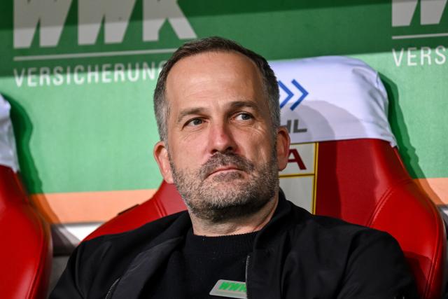10 April 2026, Bavaria, Augsburg: Augsburg coach Manuel Baum sits on the bench ahead of the German Bundesliga soccer match between FC Augsburg and TSG 1899 Hoffenheim at the WWK-Arena. Photo: Harry Langer/dpa - WICHTIGER HINWEIS: Gemäß den Vorgaben der DFL Deutsche Fußball Liga bzw. des DFB Deutscher Fußball-Bund ist es untersagt, in dem Stadion und/oder vom Spiel angefertigte Fotoaufnahmen in Form von Sequenzbildern und/oder videoähnlichen Fotostrecken zu verwerten bzw. verwerten zu lassen.