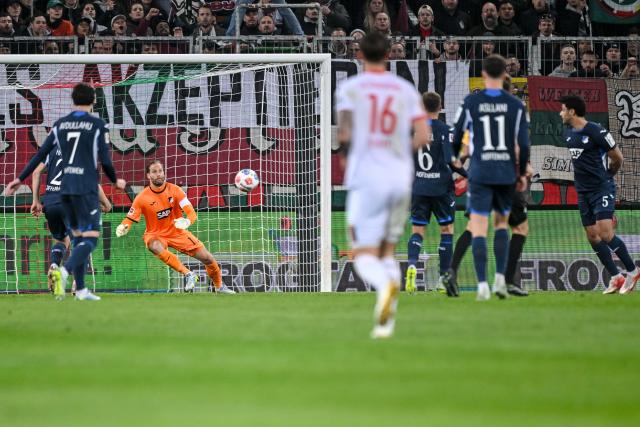 10 April 2026, Bavaria, Augsburg: Augsburg's Alexis Claude-Maurice takes a shot on goal and scores his side's first goal of the game during the German Bundesliga soccer match between FC Augsburg and TSG 1899 Hoffenheim at the WWK-Arena. Photo: Harry Langer/dpa - WICHTIGER HINWEIS: Gemäß den Vorgaben der DFL Deutsche Fußball Liga bzw. des DFB Deutscher Fußball-Bund ist es untersagt, in dem Stadion und/oder vom Spiel angefertigte Fotoaufnahmen in Form von Sequenzbildern und/oder videoähnlichen Fotostrecken zu verwerten bzw. verwerten zu lassen.