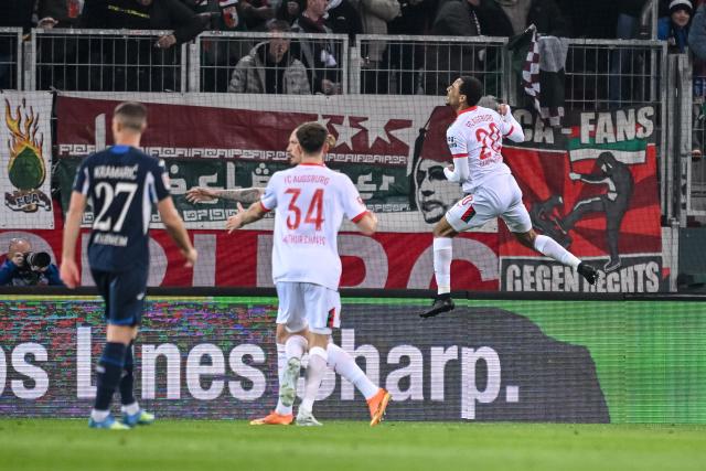 10 April 2026, Bavaria, Augsburg: Augsburg's Alexis Claude-Maurice (R) celebrates after scoring his side's first goal of the game during the German Bundesliga soccer match between FC Augsburg and TSG 1899 Hoffenheim at the WWK-Arena. Photo: Harry Langer/dpa - WICHTIGER HINWEIS: Gemäß den Vorgaben der DFL Deutsche Fußball Liga bzw. des DFB Deutscher Fußball-Bund ist es untersagt, in dem Stadion und/oder vom Spiel angefertigte Fotoaufnahmen in Form von Sequenzbildern und/oder videoähnlichen Fotostrecken zu verwerten bzw. verwerten zu lassen.
