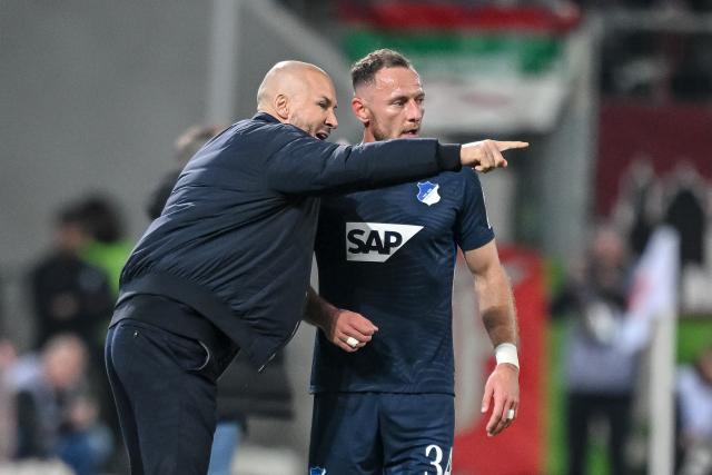 10 April 2026, Bavaria, Augsburg: Hoffenheim coach Christian Ilzer (L) gives instructions to Hoffenheim's Vladimir Coufal from the touchline during the German Bundesliga soccer match between FC Augsburg and TSG 1899 Hoffenheim at the WWK-Arena. Photo: Harry Langer/dpa - WICHTIGER HINWEIS: Gemäß den Vorgaben der DFL Deutsche Fußball Liga bzw. des DFB Deutscher Fußball-Bund ist es untersagt, in dem Stadion und/oder vom Spiel angefertigte Fotoaufnahmen in Form von Sequenzbildern und/oder videoähnlichen Fotostrecken zu verwerten bzw. verwerten zu lassen.
