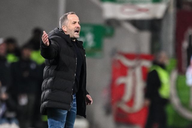 10 April 2026, Bavaria, Augsburg: Augsburg coach Manuel Baum gestures from the touchline during the German Bundesliga soccer match between FC Augsburg and TSG 1899 Hoffenheim at the WWK-Arena. Photo: Harry Langer/dpa - WICHTIGER HINWEIS: Gemäß den Vorgaben der DFL Deutsche Fußball Liga bzw. des DFB Deutscher Fußball-Bund ist es untersagt, in dem Stadion und/oder vom Spiel angefertigte Fotoaufnahmen in Form von Sequenzbildern und/oder videoähnlichen Fotostrecken zu verwerten bzw. verwerten zu lassen.