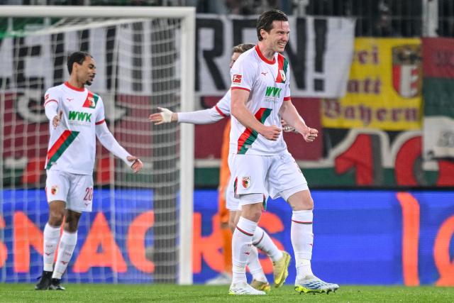 10 April 2026, Bavaria, Augsburg: Augsburg's Michael Gregoritsch celebrates after scoring his side's second goal of the game during the German Bundesliga soccer match between FC Augsburg and TSG 1899 Hoffenheim at the WWK-Arena. Photo: Harry Langer/dpa - WICHTIGER HINWEIS: Gemäß den Vorgaben der DFL Deutsche Fußball Liga bzw. des DFB Deutscher Fußball-Bund ist es untersagt, in dem Stadion und/oder vom Spiel angefertigte Fotoaufnahmen in Form von Sequenzbildern und/oder videoähnlichen Fotostrecken zu verwerten bzw. verwerten zu lassen.