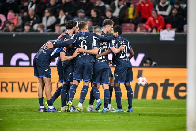 10 April 2026, Bavaria, Augsburg: Hoffenheim's Bazoumana Toure and the team celebrate after scoring his side's second goal of the game during the German Bundesliga soccer match between FC Augsburg and TSG 1899 Hoffenheim at the WWK-Arena. Photo: Harry Langer/dpa - WICHTIGER HINWEIS: Gemäß den Vorgaben der DFL Deutsche Fußball Liga bzw. des DFB Deutscher Fußball-Bund ist es untersagt, in dem Stadion und/oder vom Spiel angefertigte Fotoaufnahmen in Form von Sequenzbildern und/oder videoähnlichen Fotostrecken zu verwerten bzw. verwerten zu lassen.